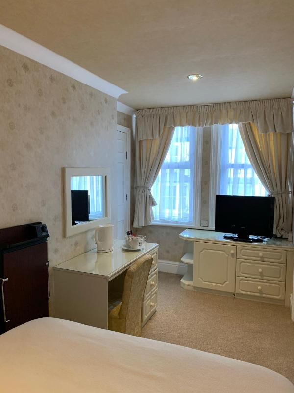 Standard Double Room image 3