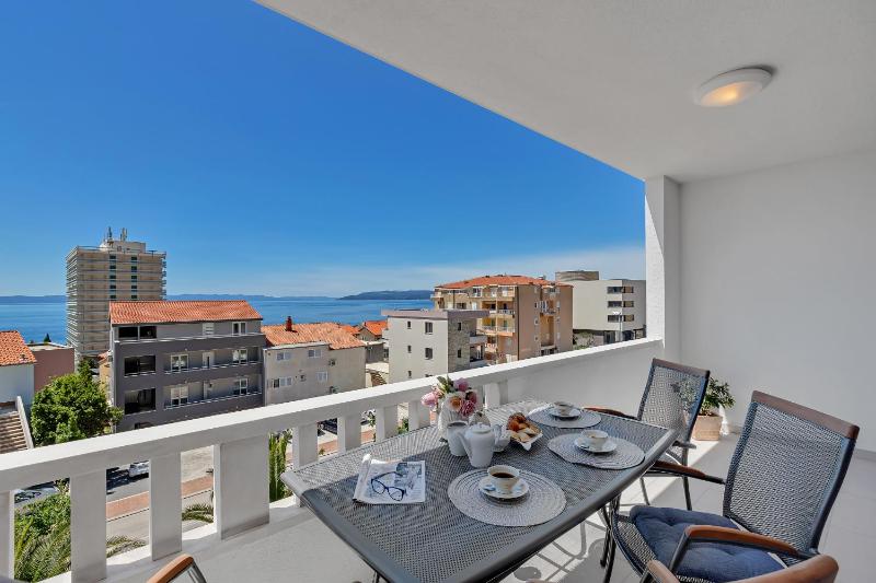 Apartment with Sea View image 3