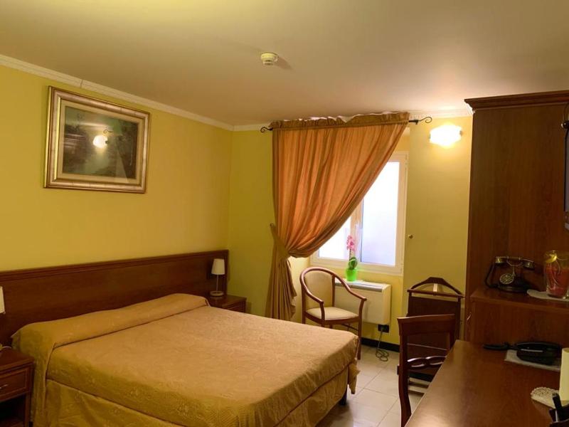 Economy Double Room image 3