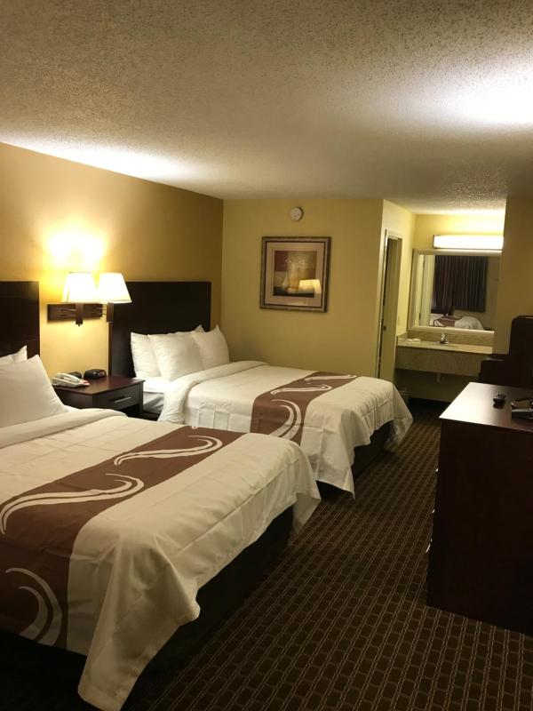 Queen Room with Two Queen Beds - Smoking image 4