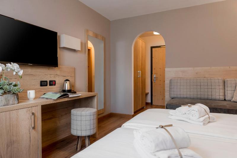 Superior Triple Room image 3