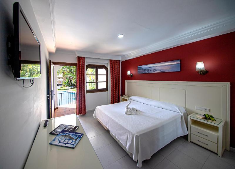 Double or Twin Room with Pool View image 4