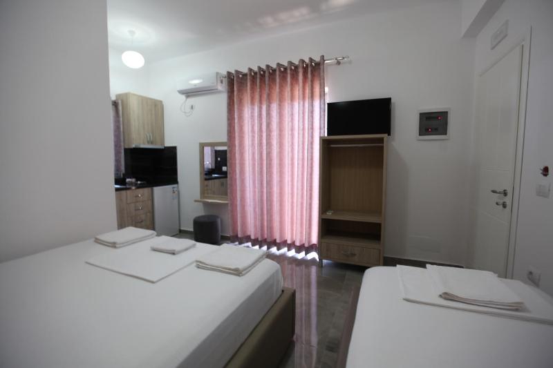 Triple Room with Balcony image 4
