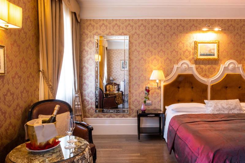 Superior Double Room with Canal View image 2