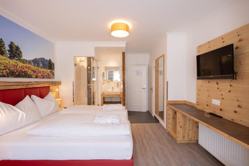 Double Room with Balcony image 3