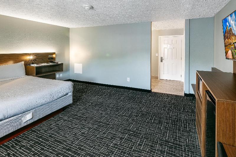 Standard Queen Room image 4