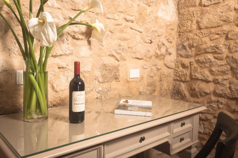 Deluxe Double or Twin Room image 3