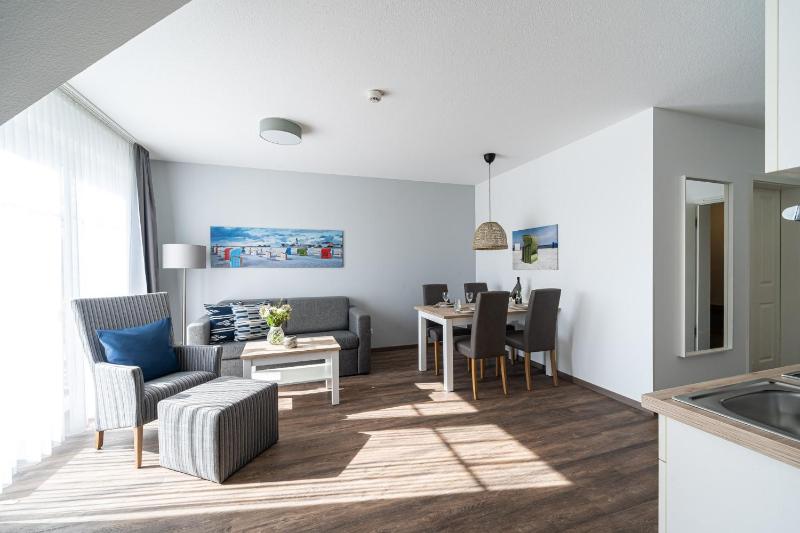 Holiday Flat with Balcony image 4