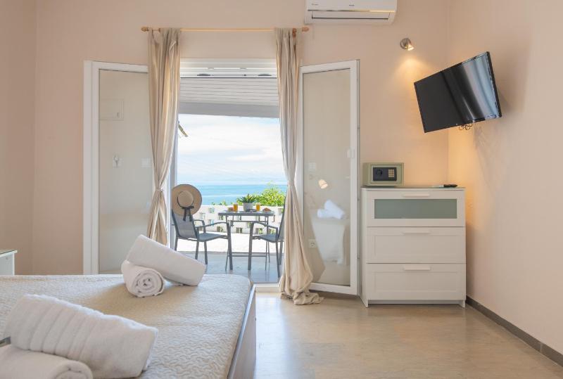 Studio Apartment with Sea View image 1