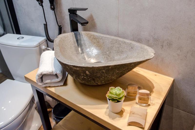 Deluxe Double Room with Shower image 4