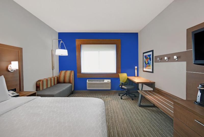 Standard King Room image 3