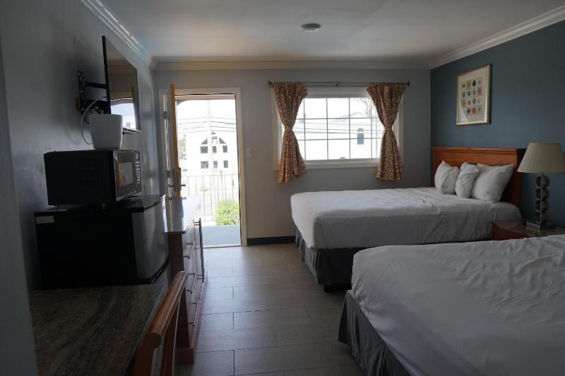 Two Queen Beds with Pool View image 4