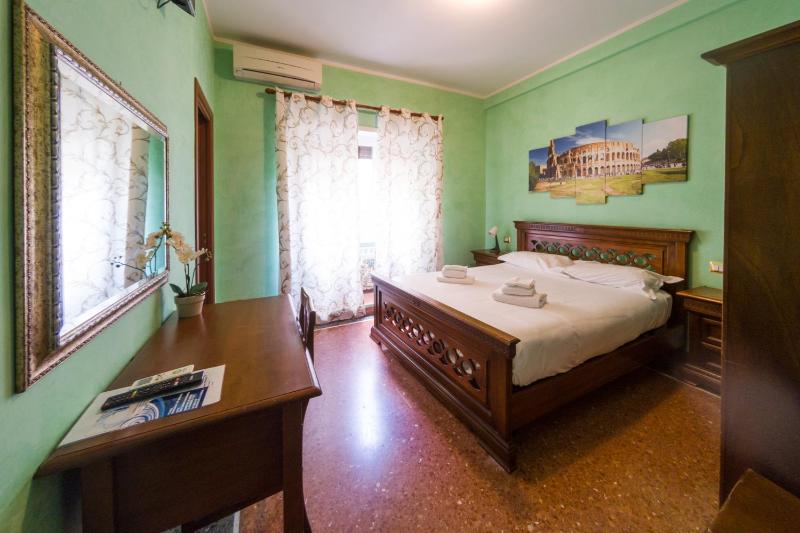 Standard Double Room image 4
