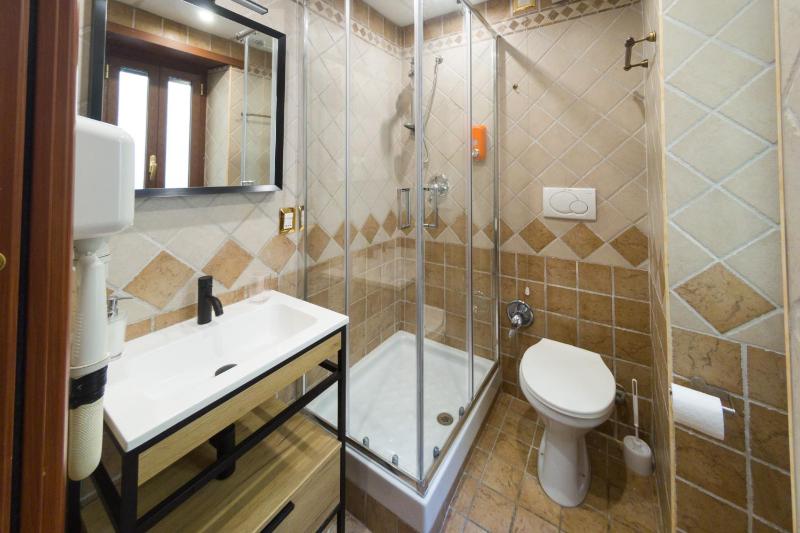 Double Room with Spa Bath image 2