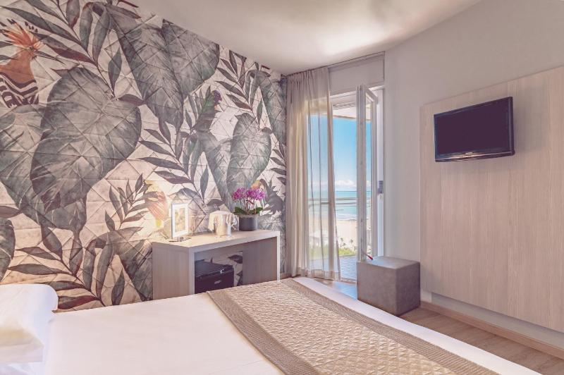 Deluxe Double Room with Lateral Sea View image 1