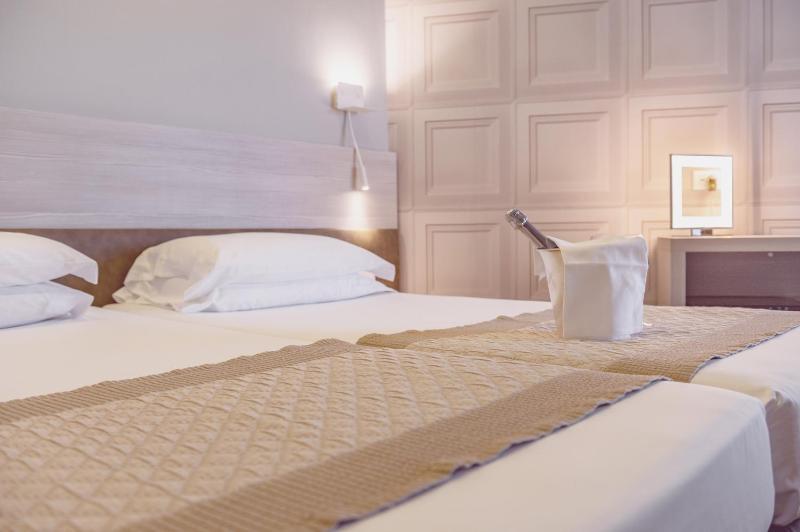 Deluxe Double Room with Lateral Sea View image 3