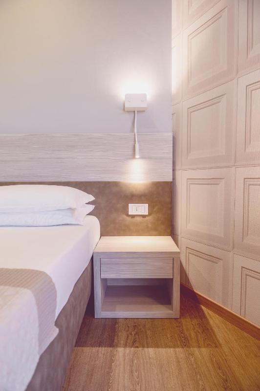 Deluxe Double Room with Lateral Sea View image 2