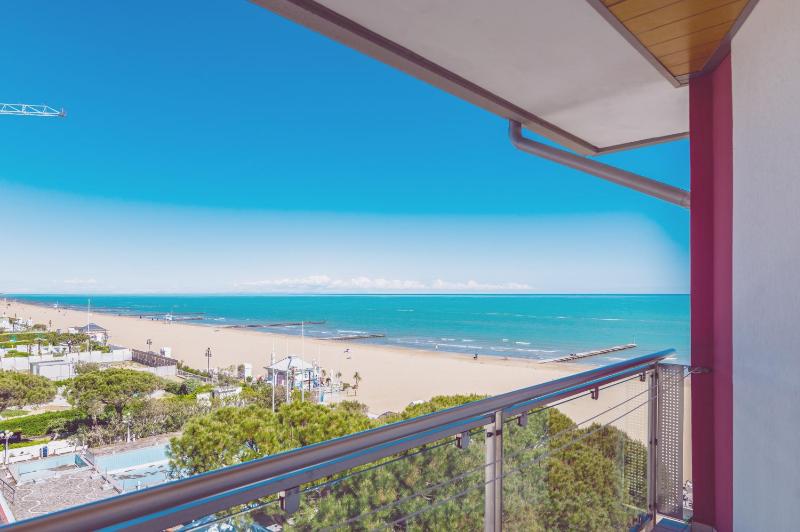 Deluxe Double Room with Lateral Sea View image 4