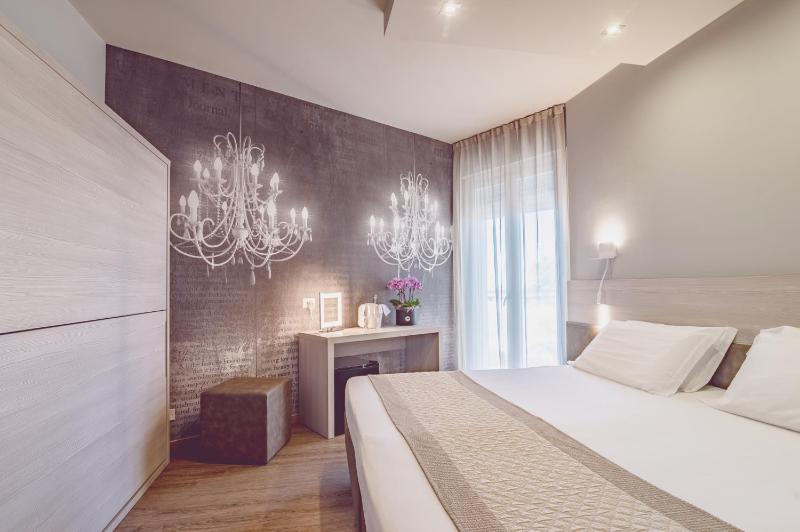 Deluxe Triple Room with Lateral Sea View image 3