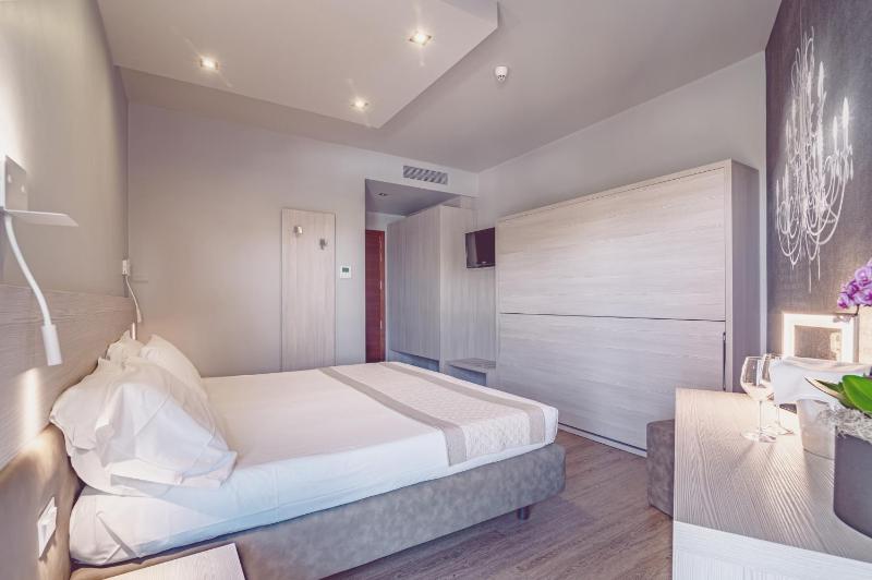 Deluxe Triple Room with Lateral Sea View image 1