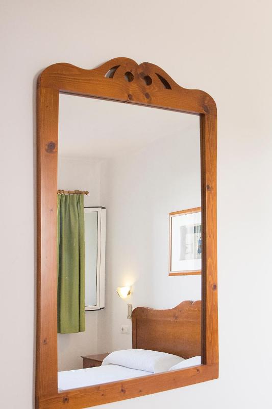 Twin Room image 3