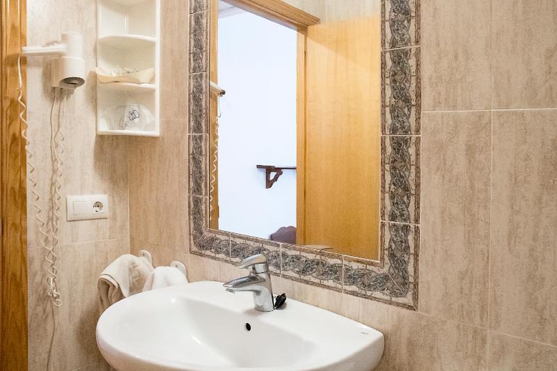 Single Room image 3