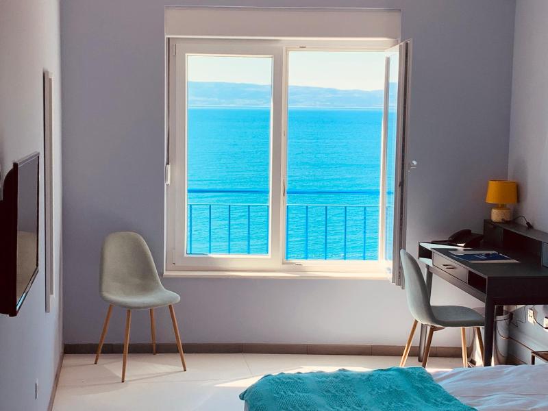 Deluxe Double Room with Sea View image 3