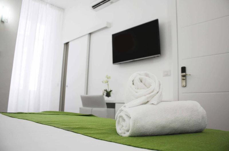 Economy Double Room image 4