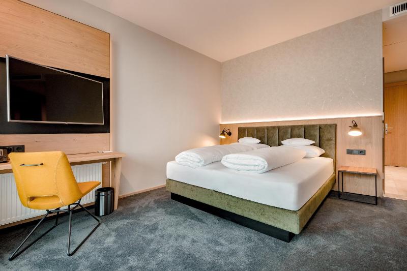 Deluxe Double Room with Balcony image 3