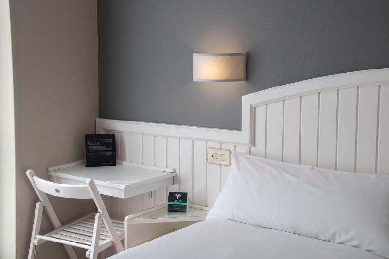 Standard Double or Twin Room image 2