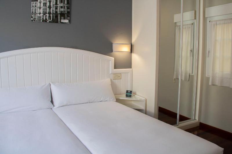 Double Room with Extra Bed image 2