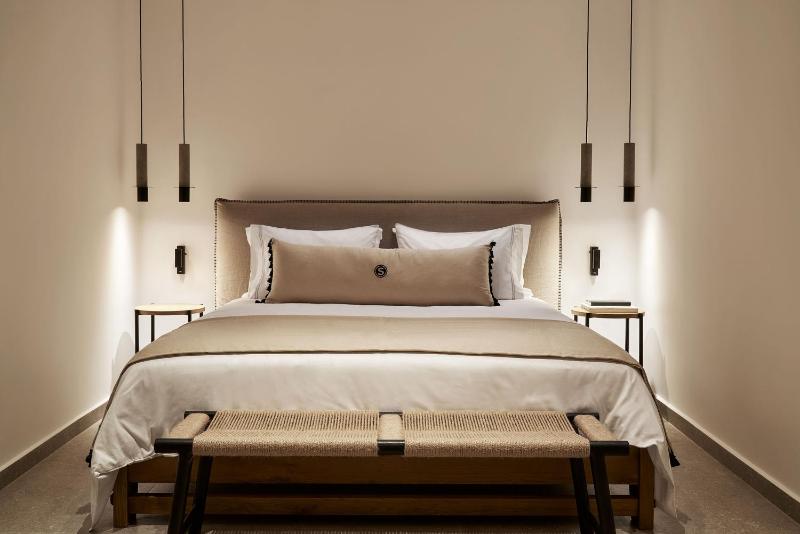 Junior Suite Pool Front image 4