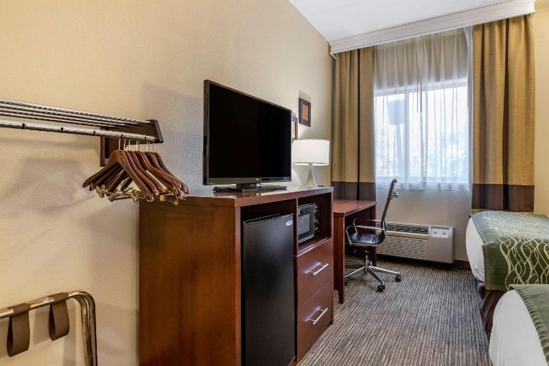 Queen Room with Two Queen Beds - Accessible/Non-Smoking  image 3
