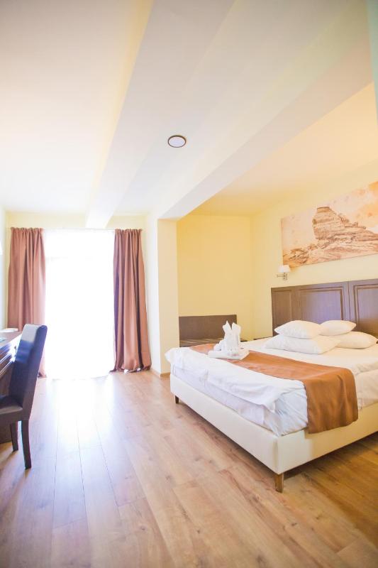 Deluxe Double Room image 4