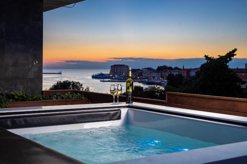 Suite with Hot Tub-Adults Only,No Pets image 1
