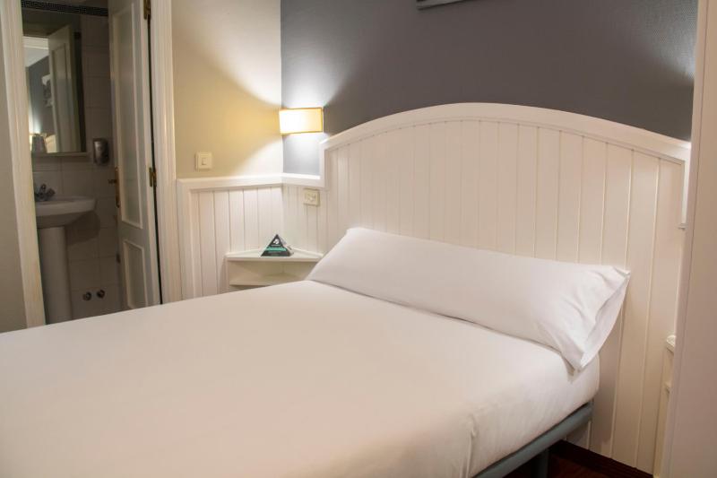 Budget Double or Twin Room image 4