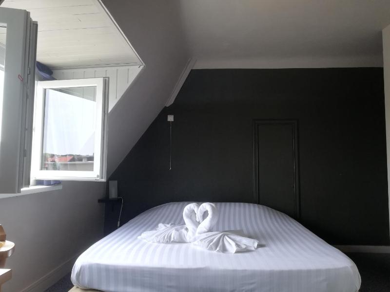 Standard Double Room image 3