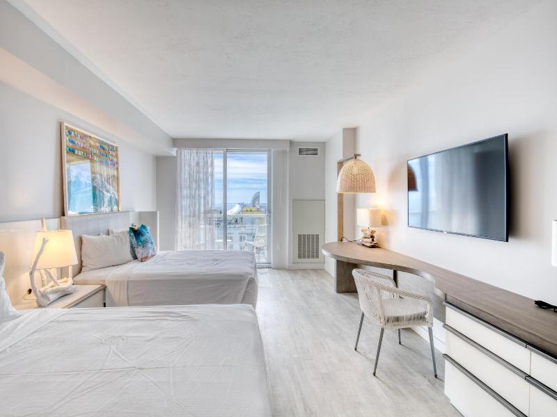 Standard Queen Room with Two Queen Beds and Ocean View image 3