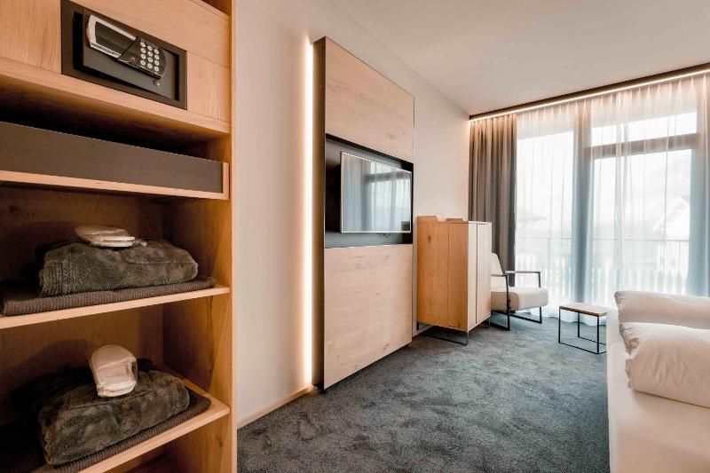 Deluxe Double Room with Balcony image 4