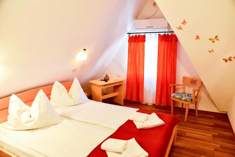 Double Room image 3