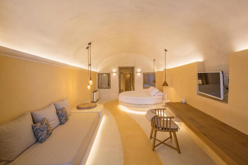 Queen Suite with Spa Bath image 4