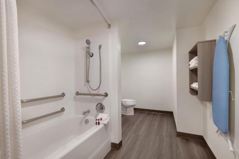 Queen Room with Two Queen Beds - Mobility Access/Non-Smoking image 3