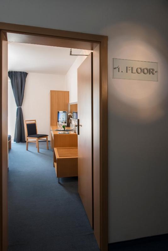 Double Room with Extra Bed image 3