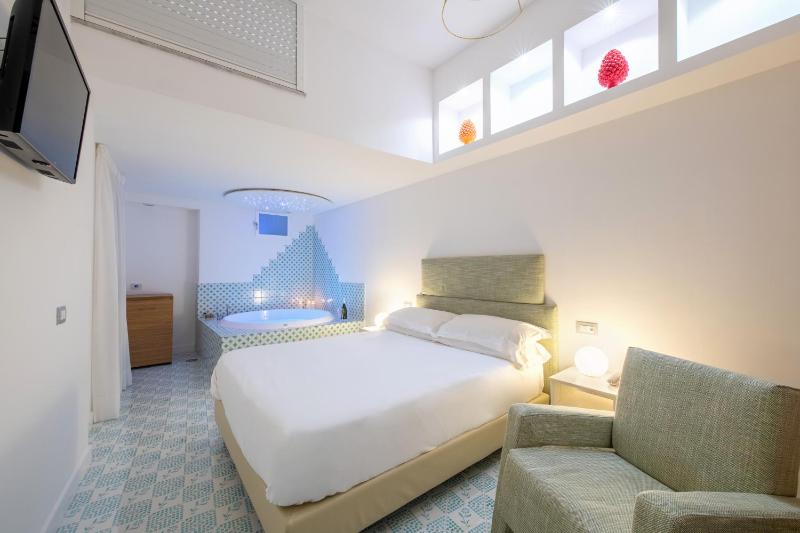 Suite with Hot Tub image 4