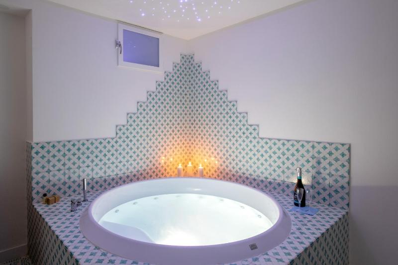 Suite with Hot Tub image 1