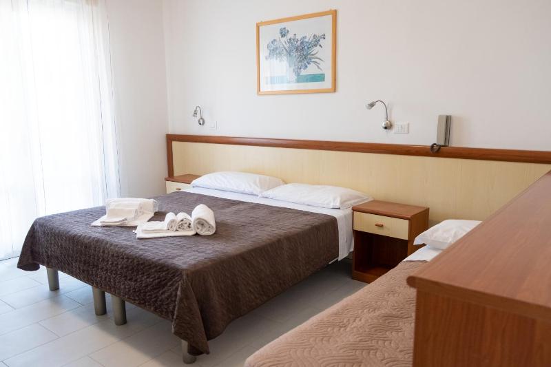 Triple Room with Balcony image 2