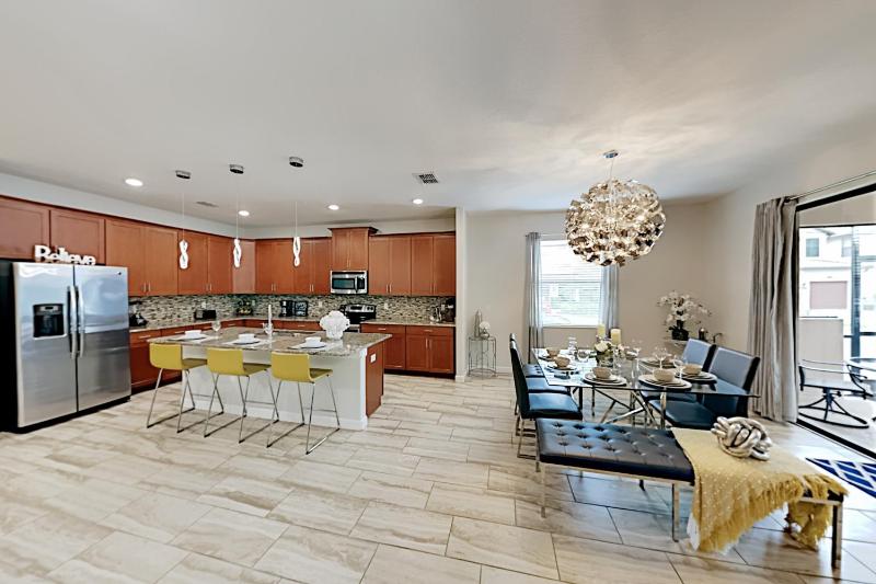 Six-Bedroom House image 2
