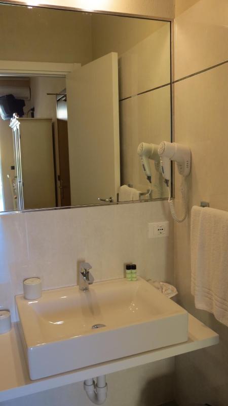 Classic Double Room image 4