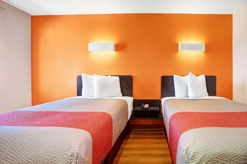 Queen Room with Two Queen Beds - Smoking image 2