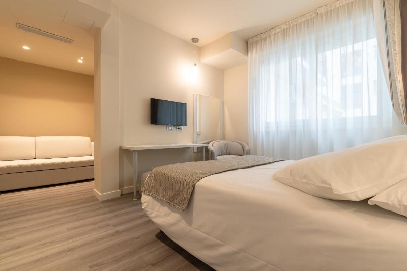 La Dolce Vita Hotel - image 11